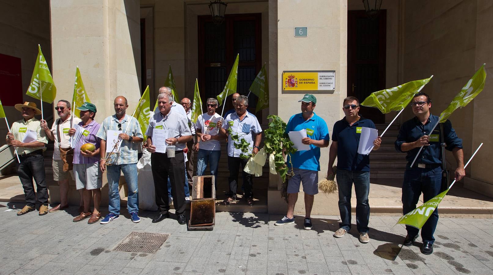 Agricultores de la Unió de Llauradors protestan en la Subdelegación del Gobierno