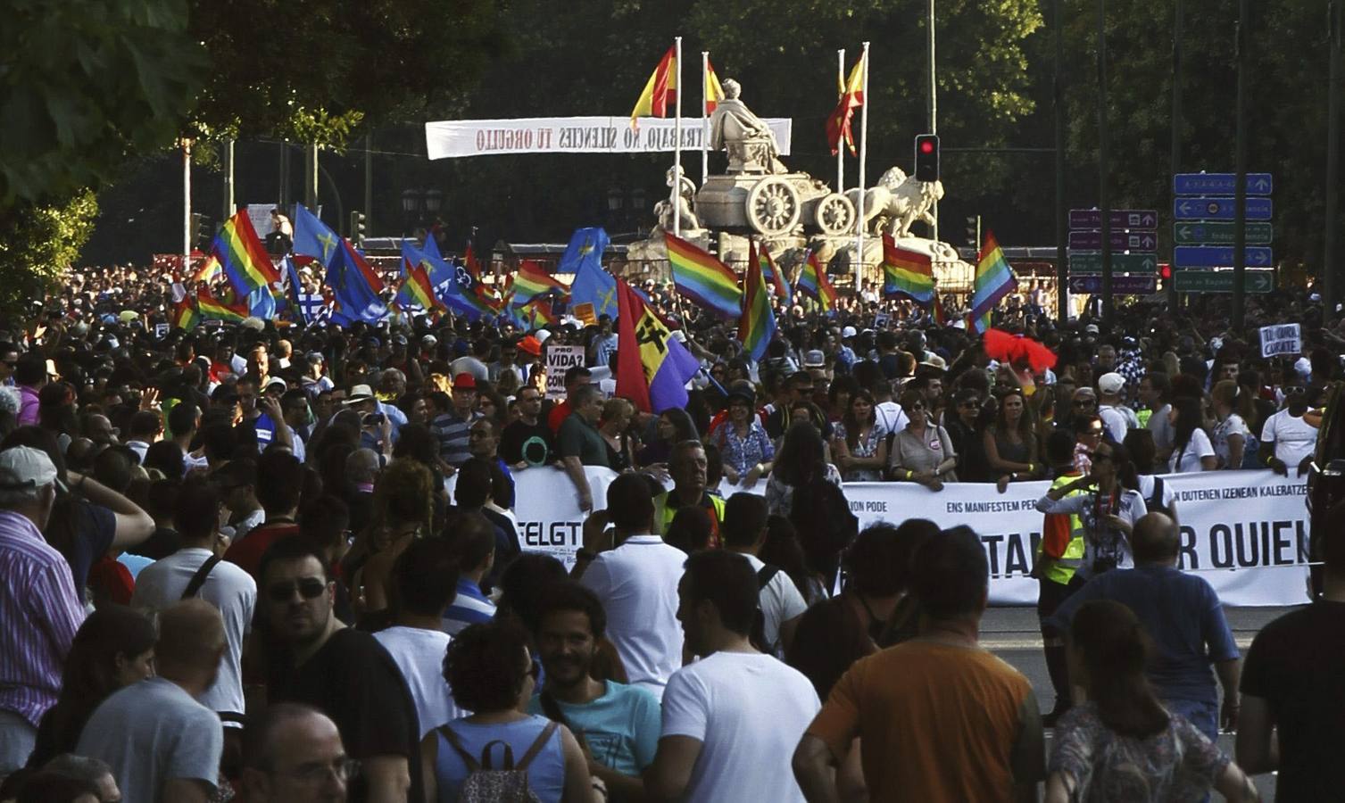 Miles de personas participan en el Desfile del Orgullo Gay.