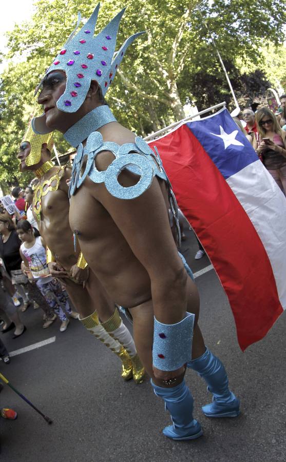 Miles de personas participan en el Desfile del Orgullo Gay.