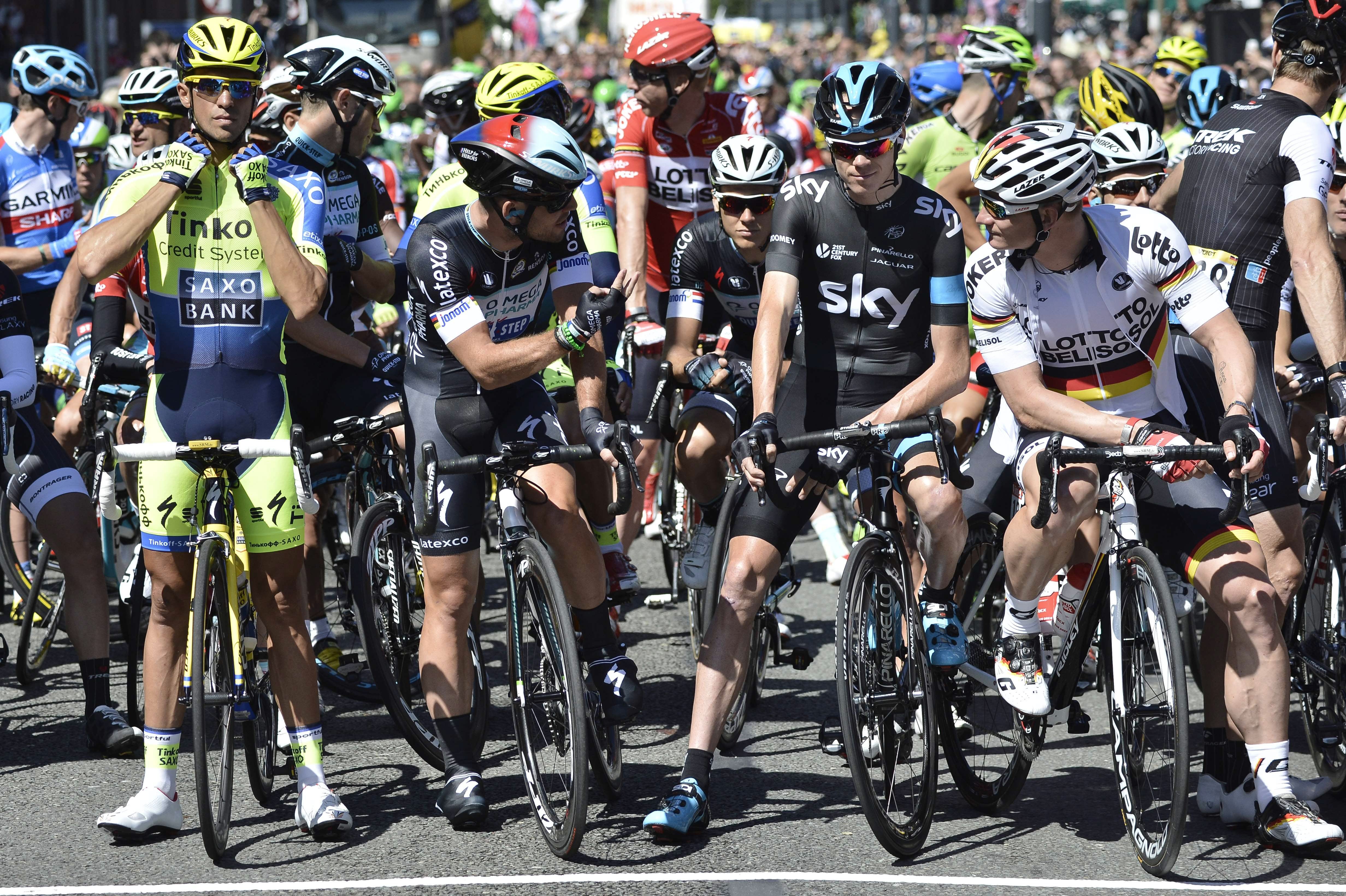 Los ciclistas se preparan para iniciar su participación en el Tour de Francia de 2014.