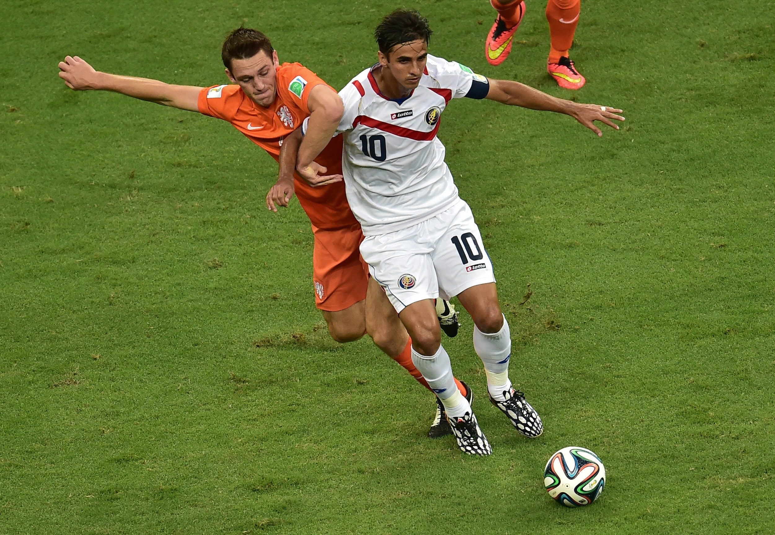 Bryan Ruiz (d) intenta proteger el balón.