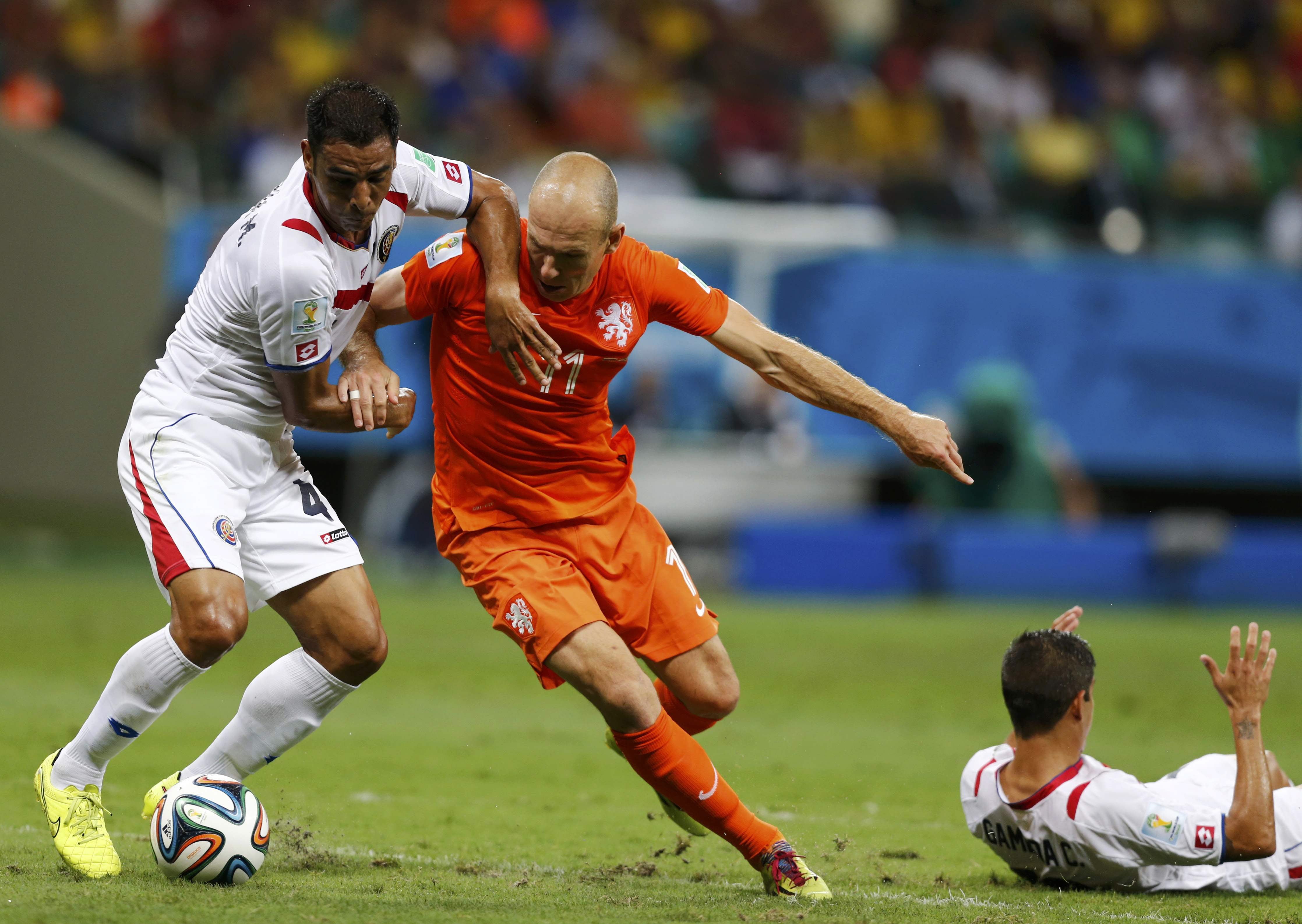 Umaña (i) intenta proteger el balón ante la presión de Arjen Robben.