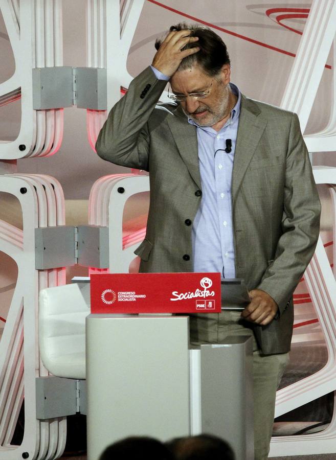 Preparado para debatir. El candidato a secretario general del PSOE José Antonio Pérez Tapias se mesa el cabello.