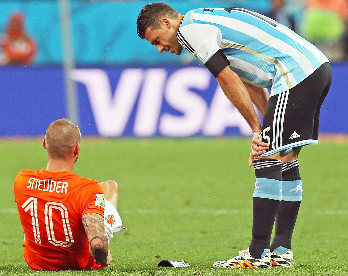 Sneijder (i), en el suelo, y Demichelis.