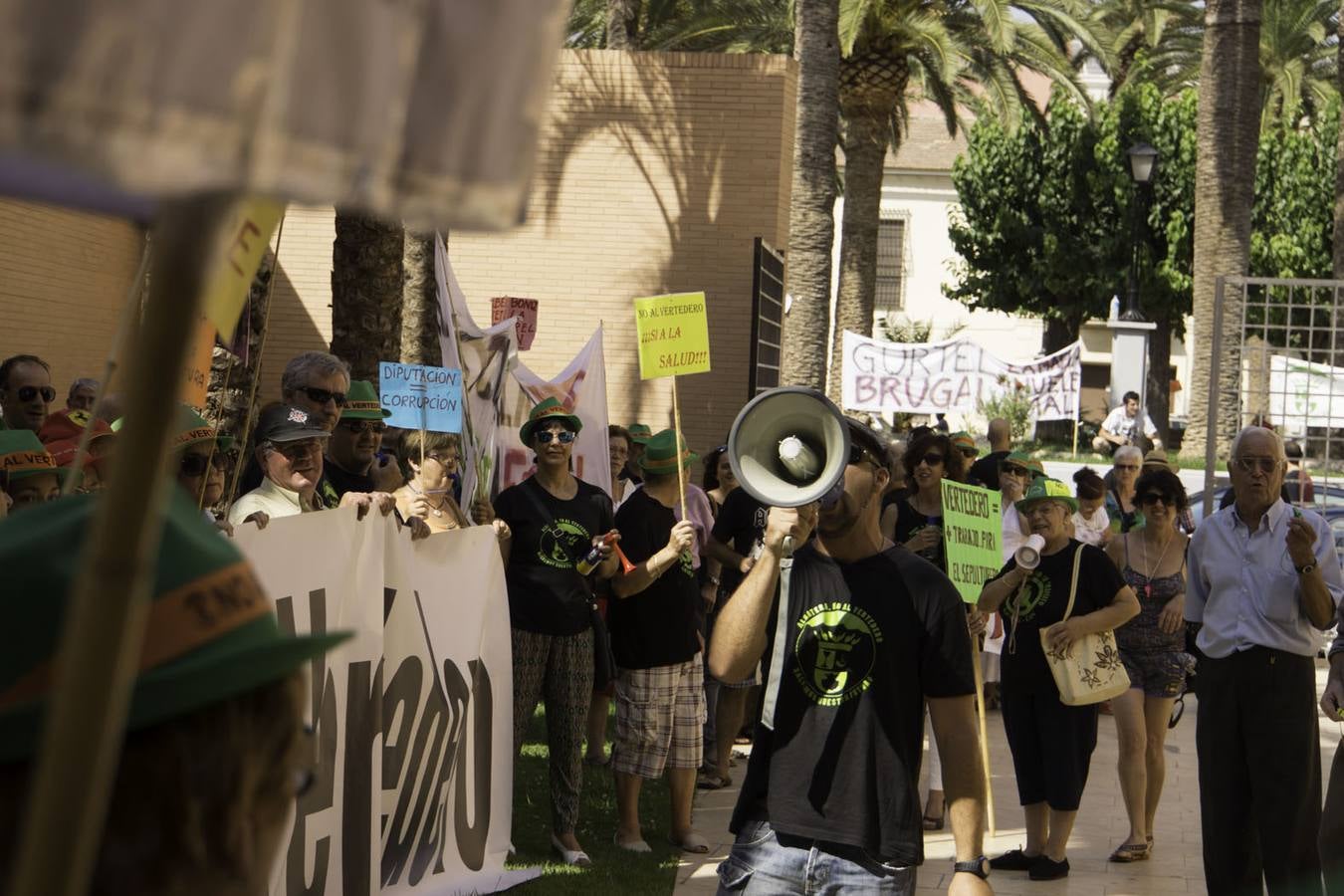Cerca de 200 personas exigen que las plataformas se personen en el Brugal