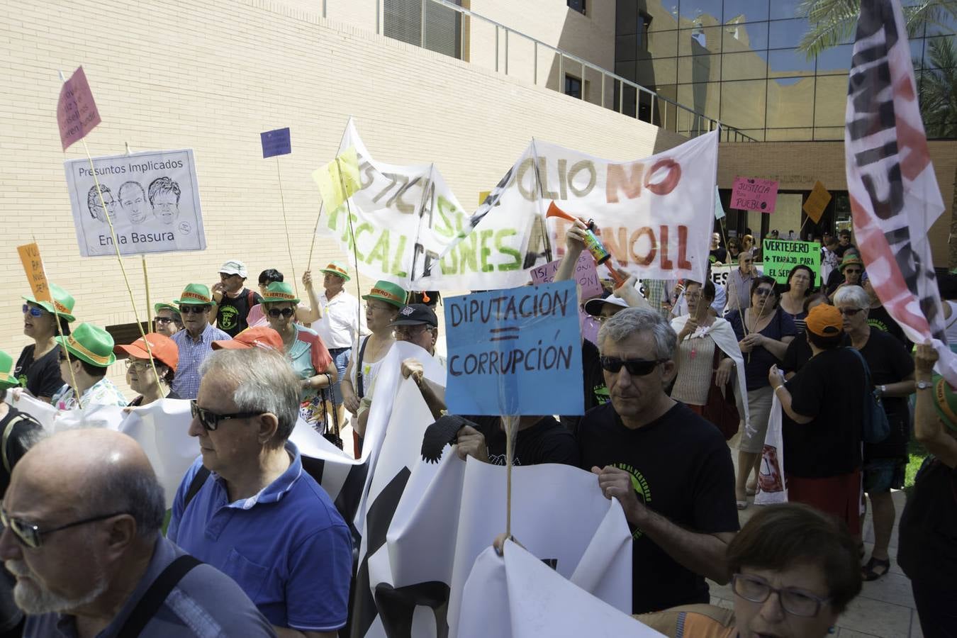 Cerca de 200 personas exigen que las plataformas se personen en el Brugal