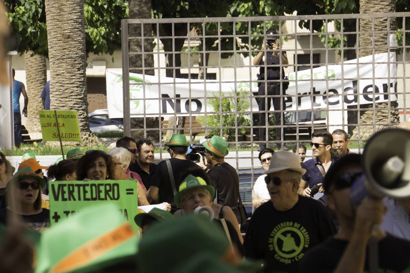 Cerca de 200 personas exigen que las plataformas se personen en el Brugal