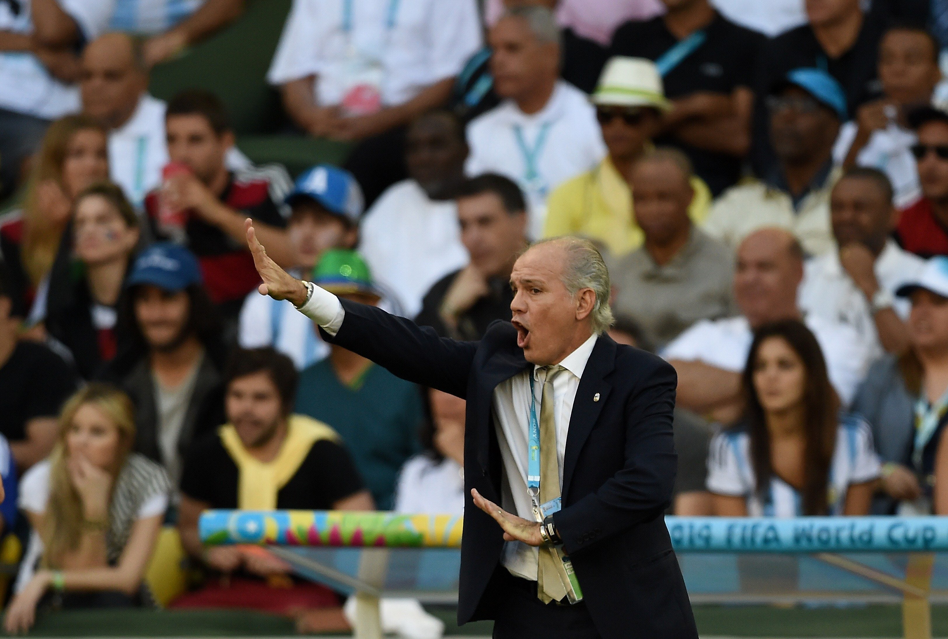 El técnico argentino, Alejandro Sabella, dirige a sus jugadores.