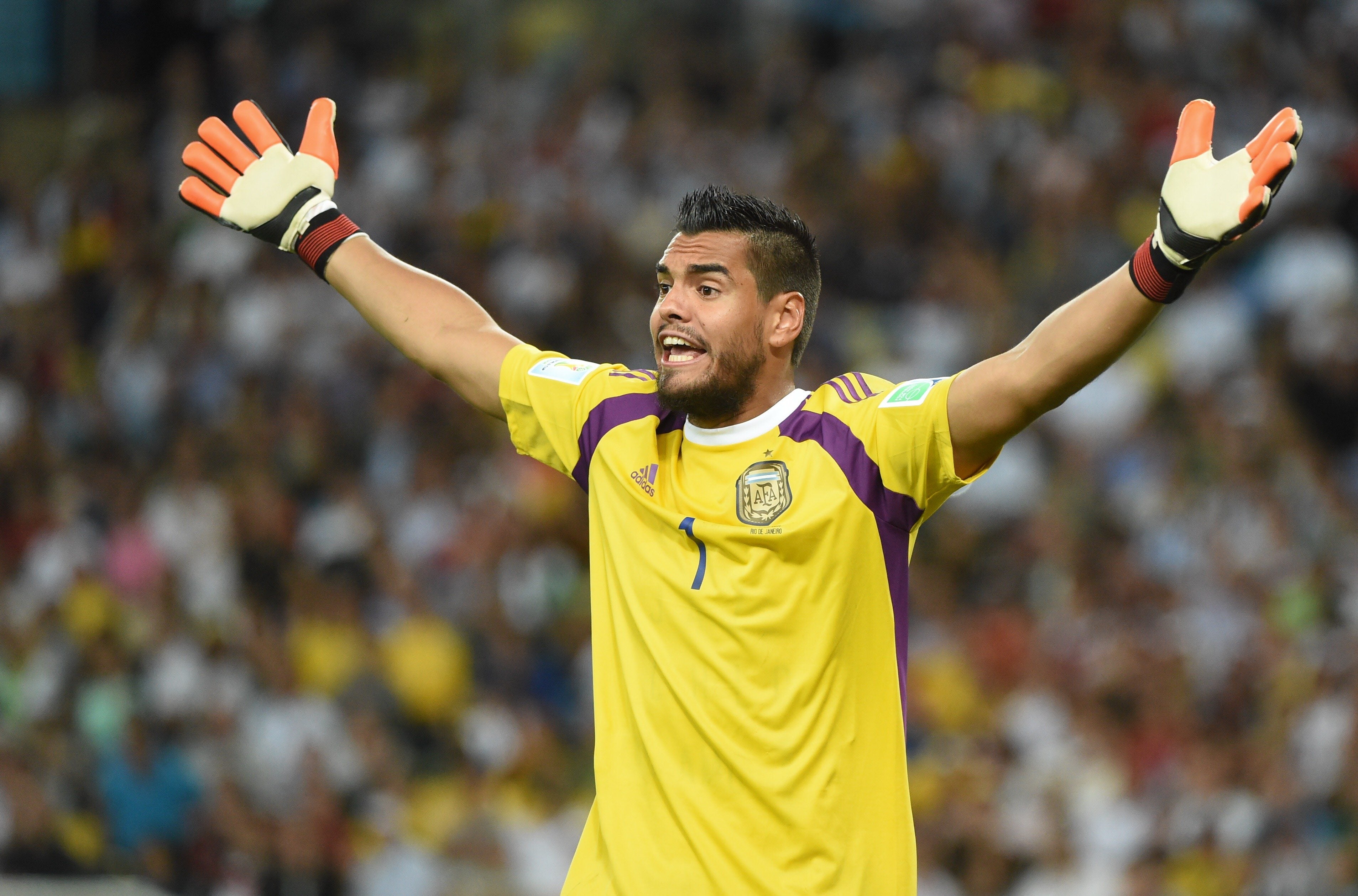 Romero se queja al ábitro de una acción.