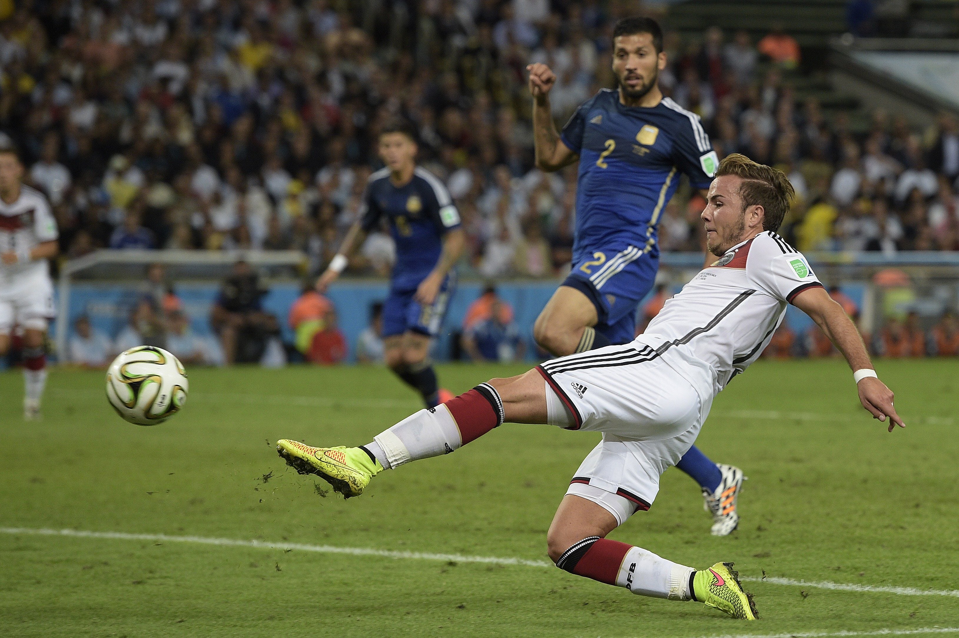 Götze remata un balón y anota el tanto de la victoria para Alemania.