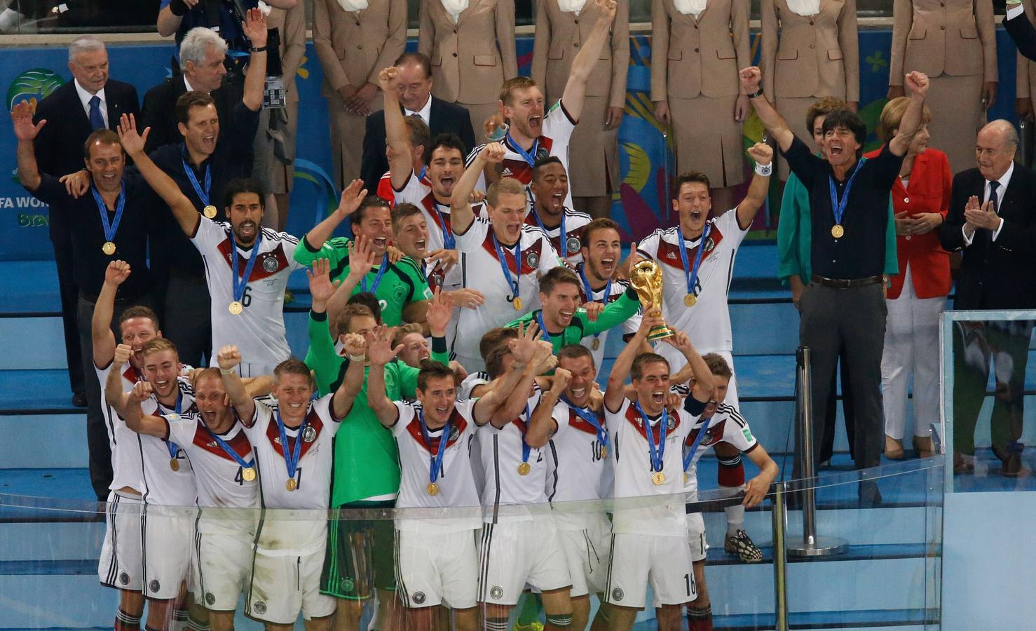 Lahm levanta la copa junto a sus compañeros.