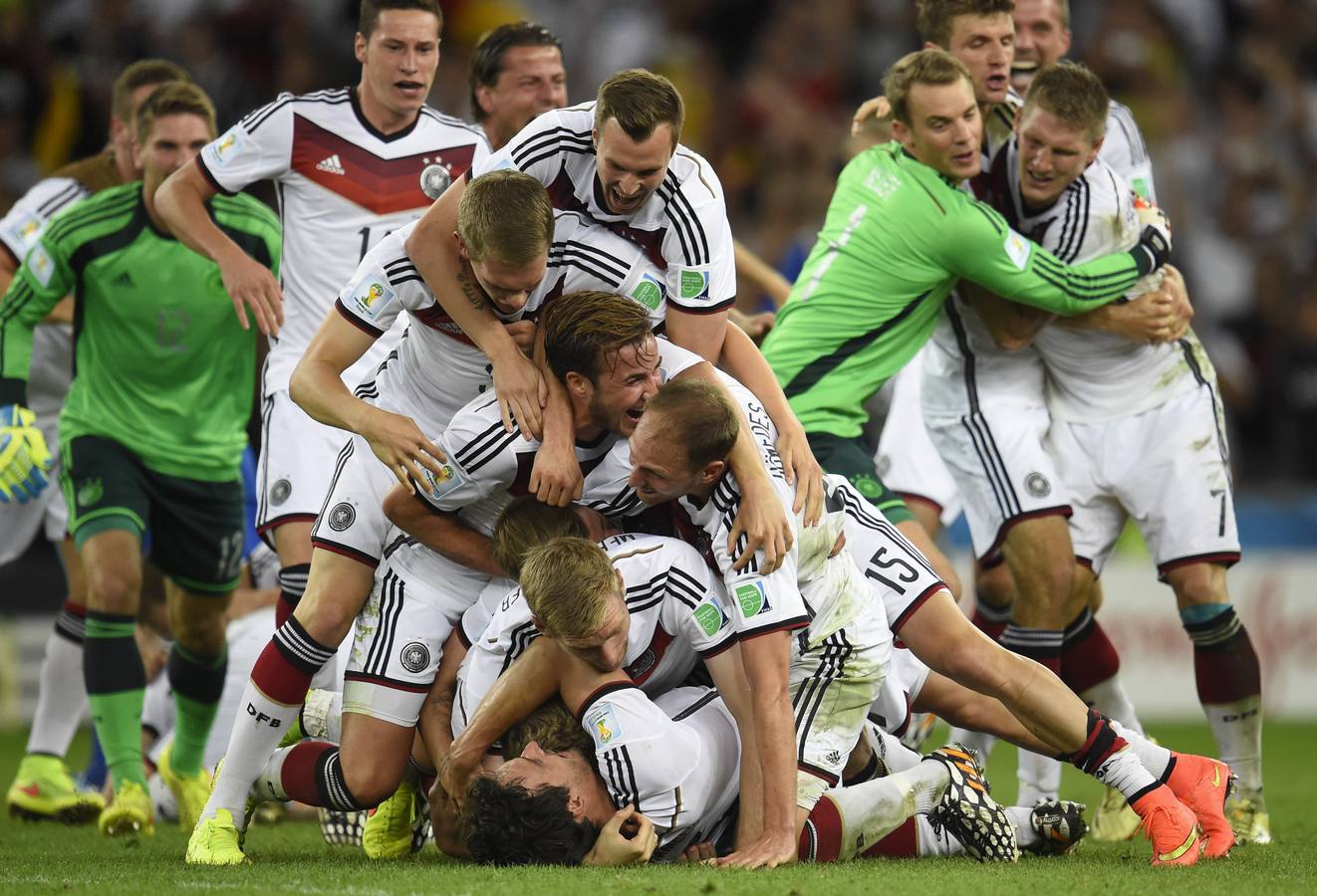 Alemanes apilados en el suelo celebrando el triunfo de Alemania.