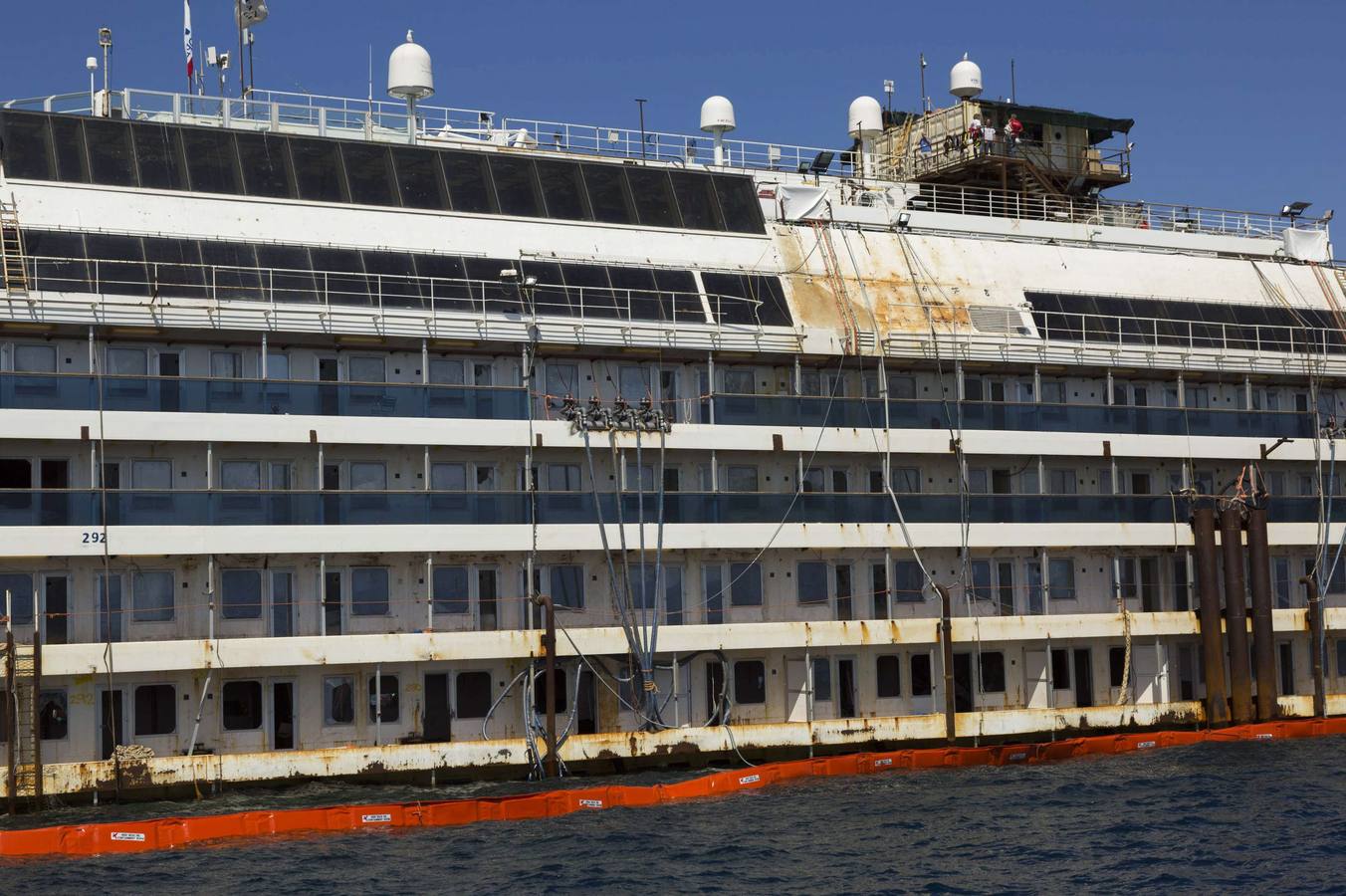 Comienza el reflotamiento del 'Costa Concordia'. Ha comenzado la operación destinada a desencallar, enderezar, reflotar y desguazar el crucero siniestrado.