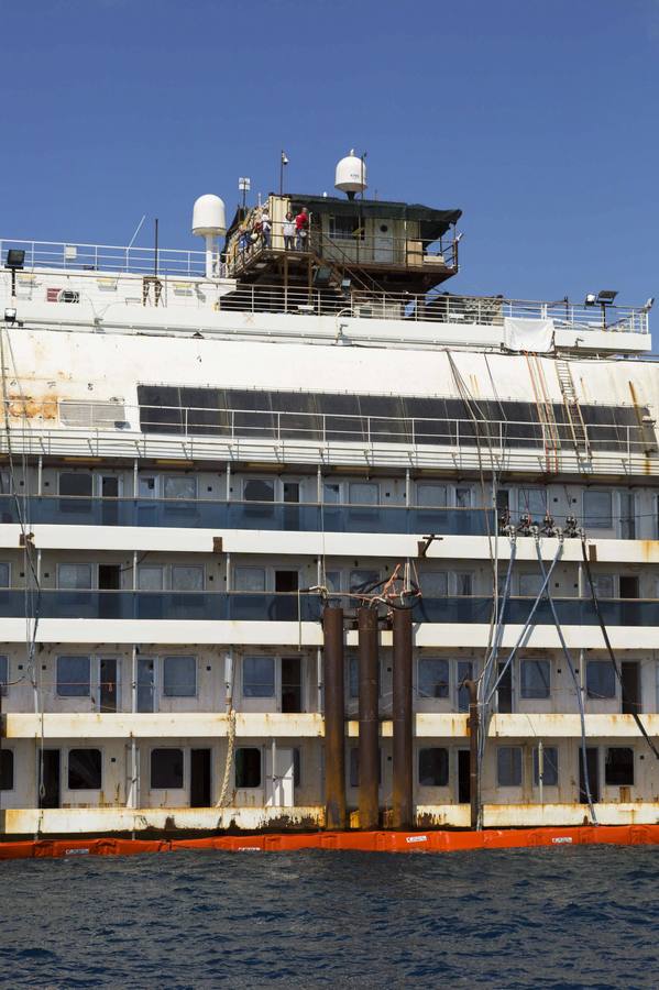 Comienza el reflotamiento del 'Costa Concordia'. Ha comenzado la operación destinada a desencallar, enderezar, reflotar y desguazar el crucero siniestrado.