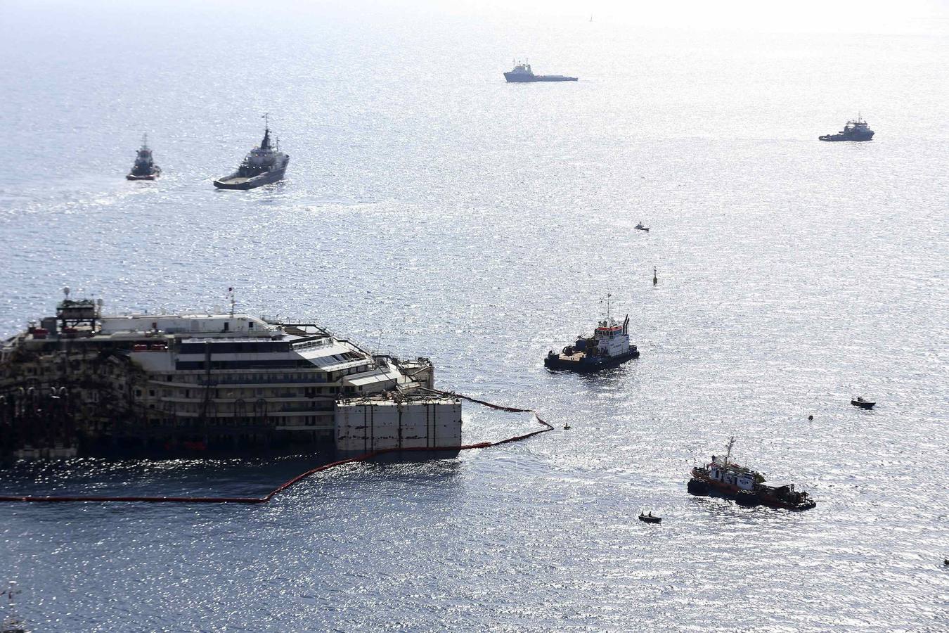 Comienza el reflotamiento del 'Costa Concordia'. Ha comenzado la operación destinada a desencallar, enderezar, reflotar y desguazar el crucero siniestrado.