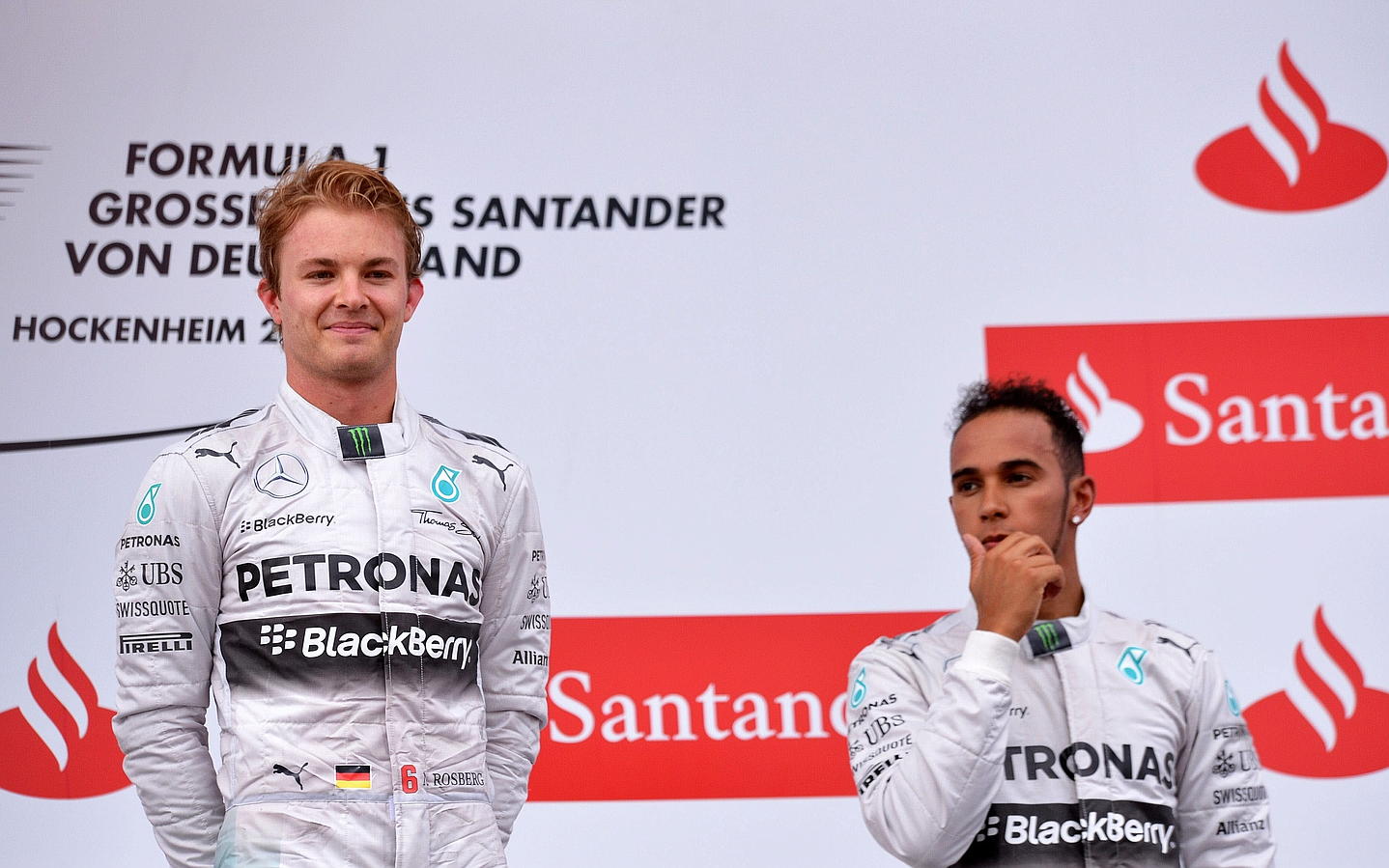 Nico Rosberg sonríe en lo más alto del podium acompañado por Lewis Hamilton