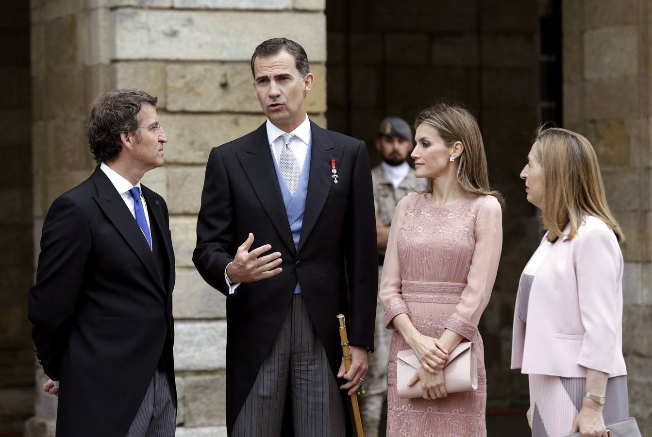 Los Reyes, en Santiago. Los reyes Felipe y Letizia, charlan con Alberto Núñez Feijoo, presidente de la Xunta de Galicia y la ministra de Fomento, Ana Pastor.