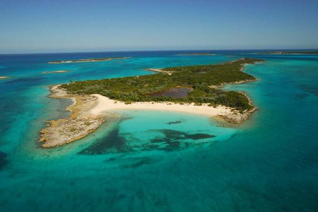 Leaf Cay, de Nicholas Cage. Nicholas Cage es uno de los actores que ha caído bajo el encanto de las Bahamas. En 2006 adquirió una lujosa casa en la exclusiva isla de Leaf Cay, un paraíso de interminables playas de arena blanca y cocoteros. La isla está en venta por siete millones de dólares.