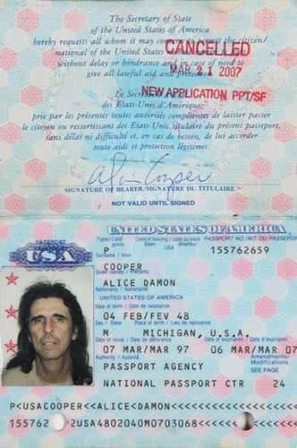 El cantante estadounidense de heavy metal Alice Cooper.