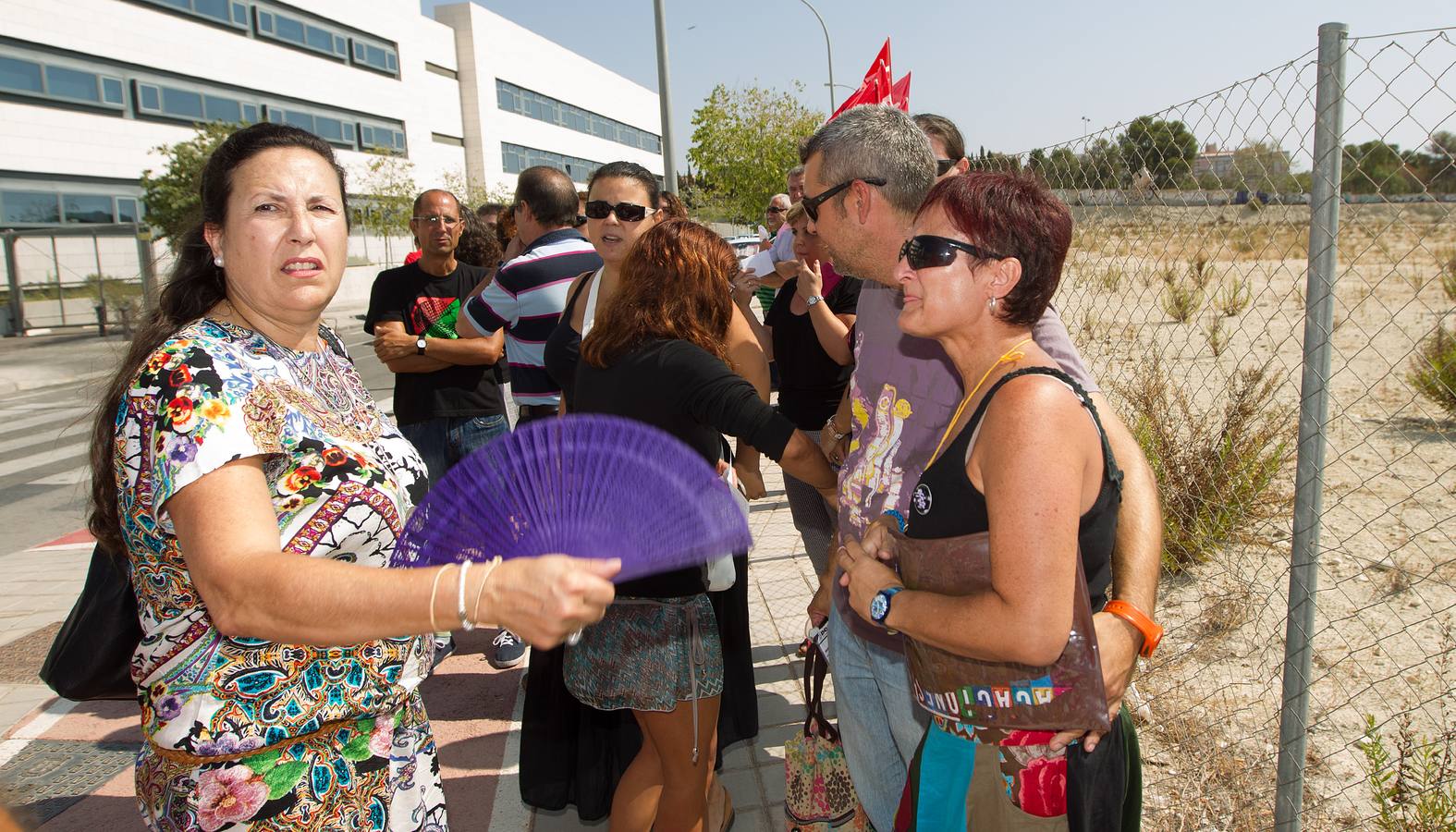 Trabajadores de Cruz Roja Alicante protestan por el despido de una compañera