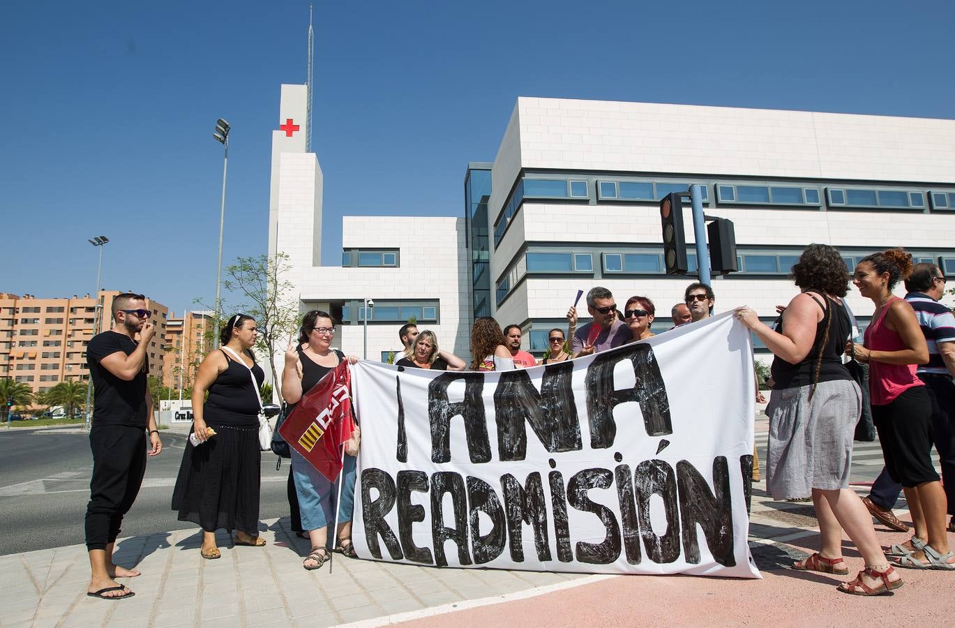 Trabajadores de Cruz Roja Alicante protestan por el despido de una compañera