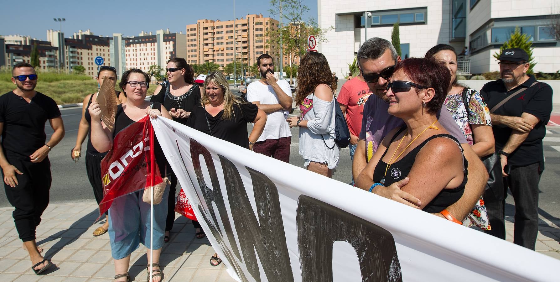 Trabajadores de Cruz Roja Alicante protestan por el despido de una compañera