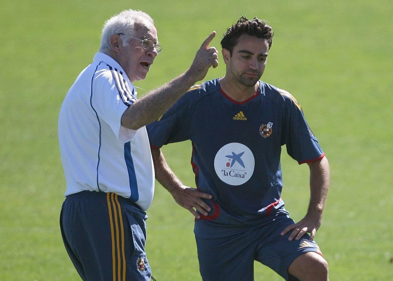 Luis Aragonés habla con Xavi Hernández