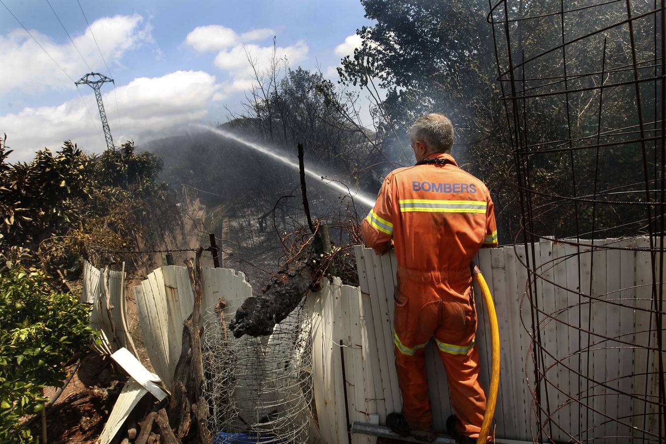 Imágenes del incendio en el término de Gilet