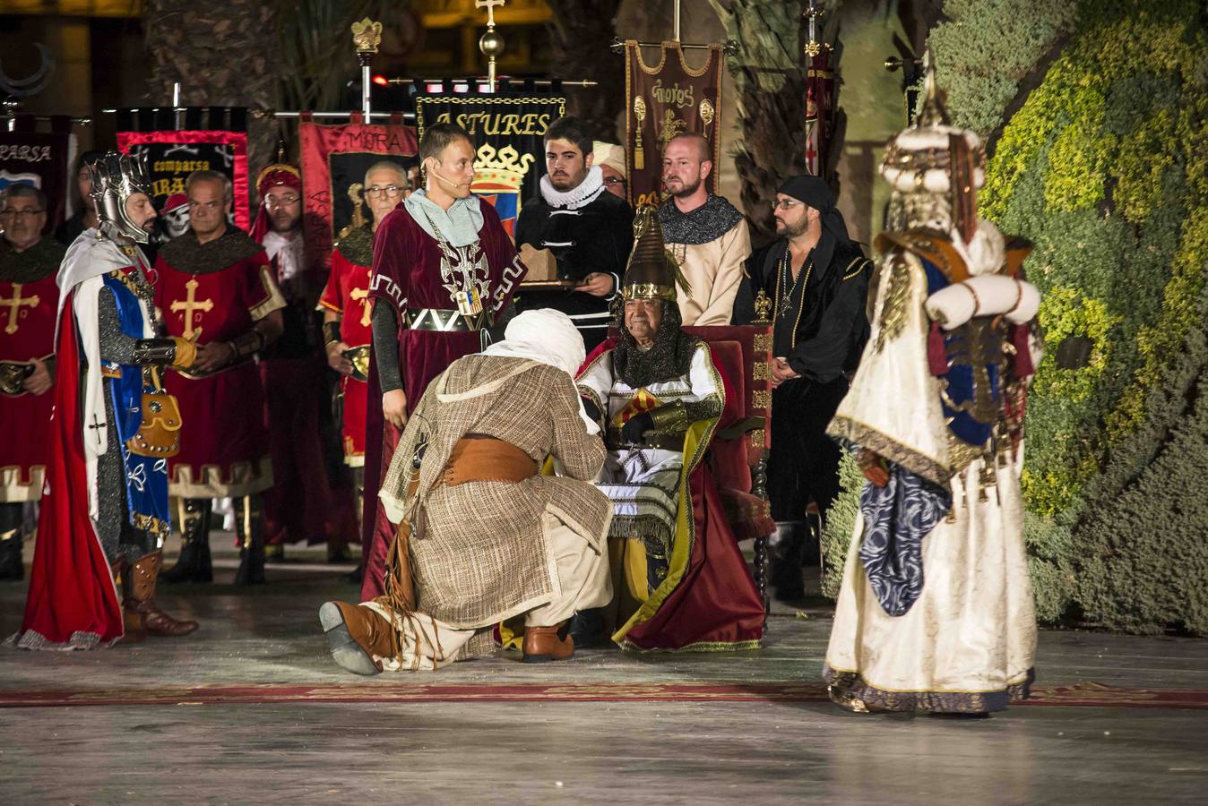 Pequeños y mayores disfrutan de los Moros y Cristianos de Elche