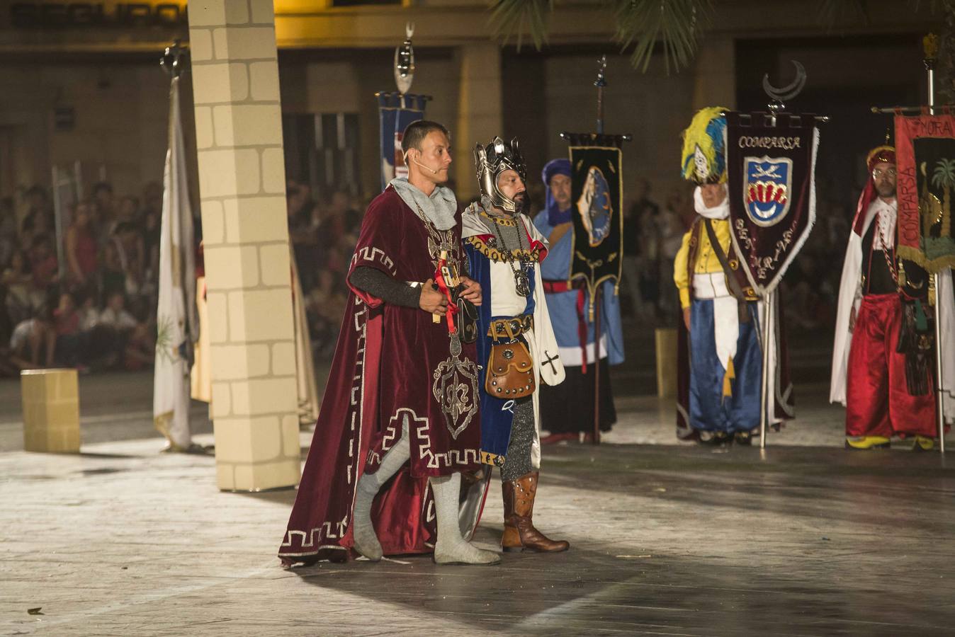 Pequeños y mayores disfrutan de los Moros y Cristianos de Elche