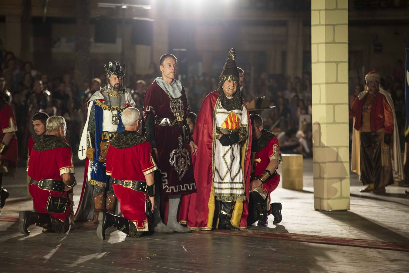 Pequeños y mayores disfrutan de los Moros y Cristianos de Elche