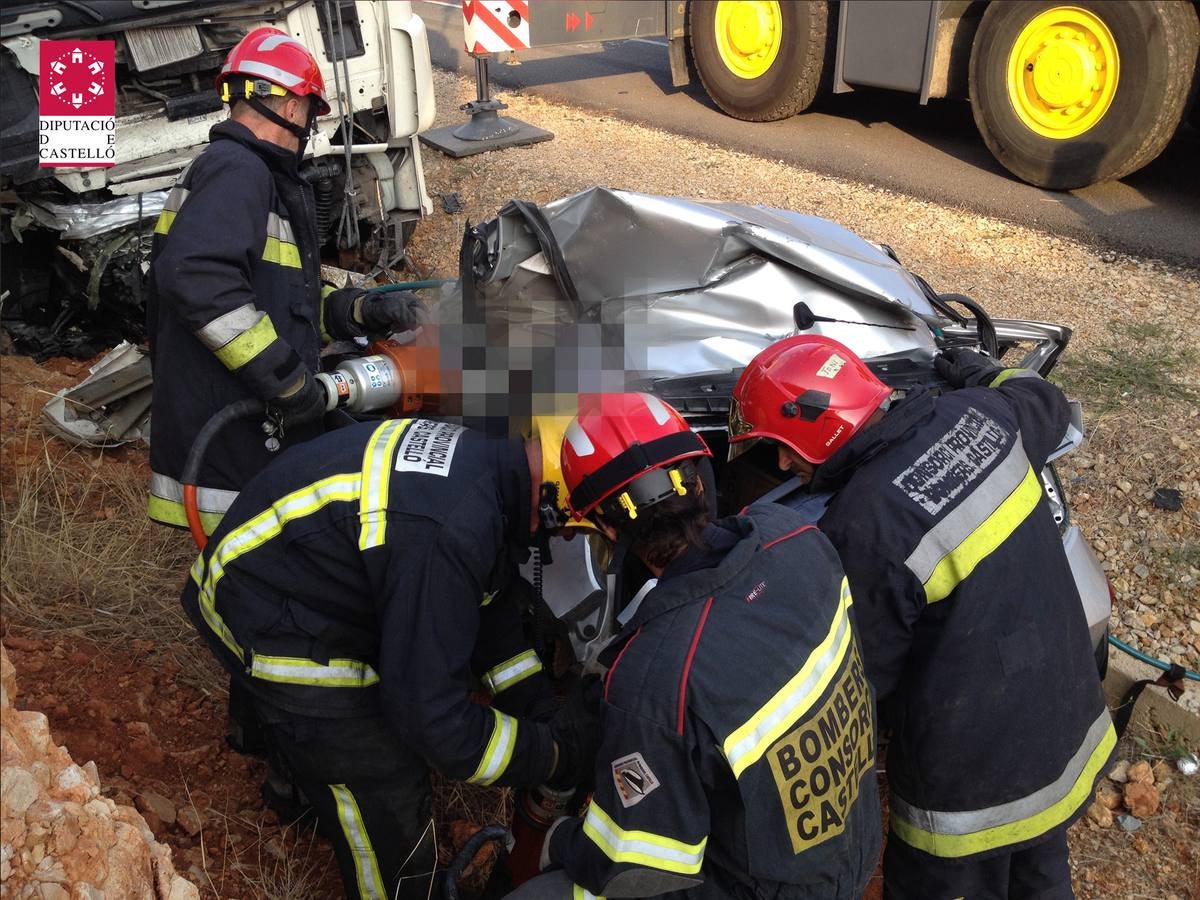 Fallece un hombre tras chocar contra un camión en Torreblanca