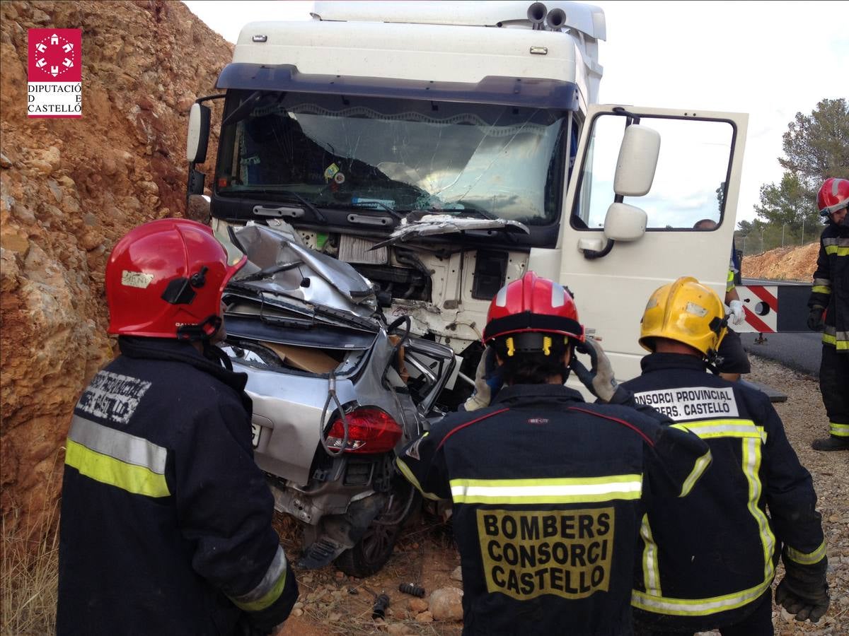 Fallece un hombre tras chocar contra un camión en Torreblanca