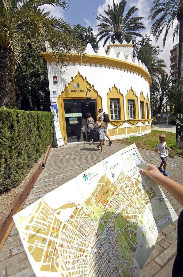 Los turístas visitan el Parque Municipal de Elche