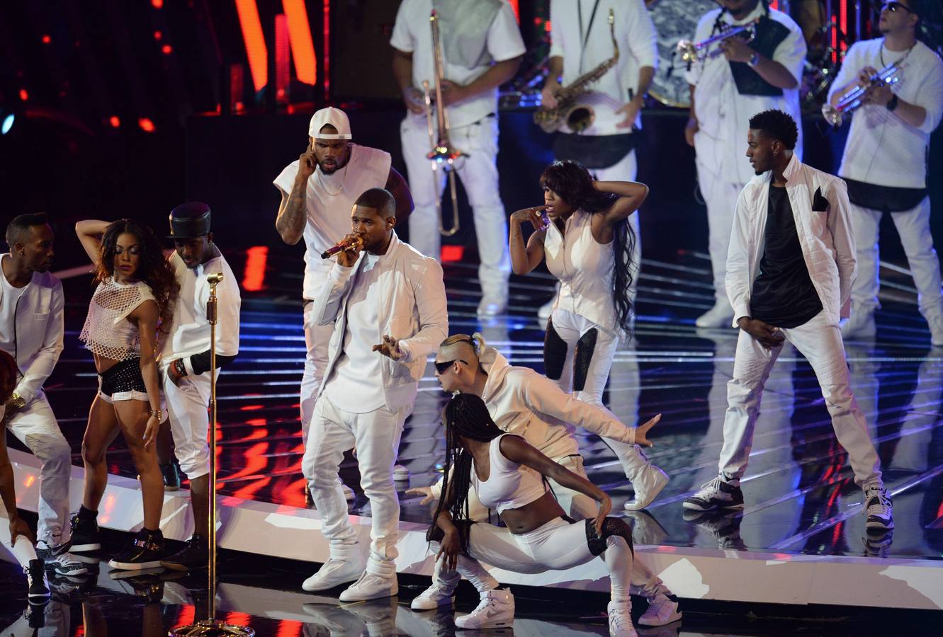 Usher actúa durante la ceremonia.