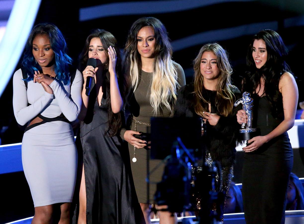 Normani Hamilton, Camila Cabello, Ally Brooke, Dinah Jane Hansen y Lauren Jauregui, Fifth Harmony, recogen uno de los galardones de la noche.