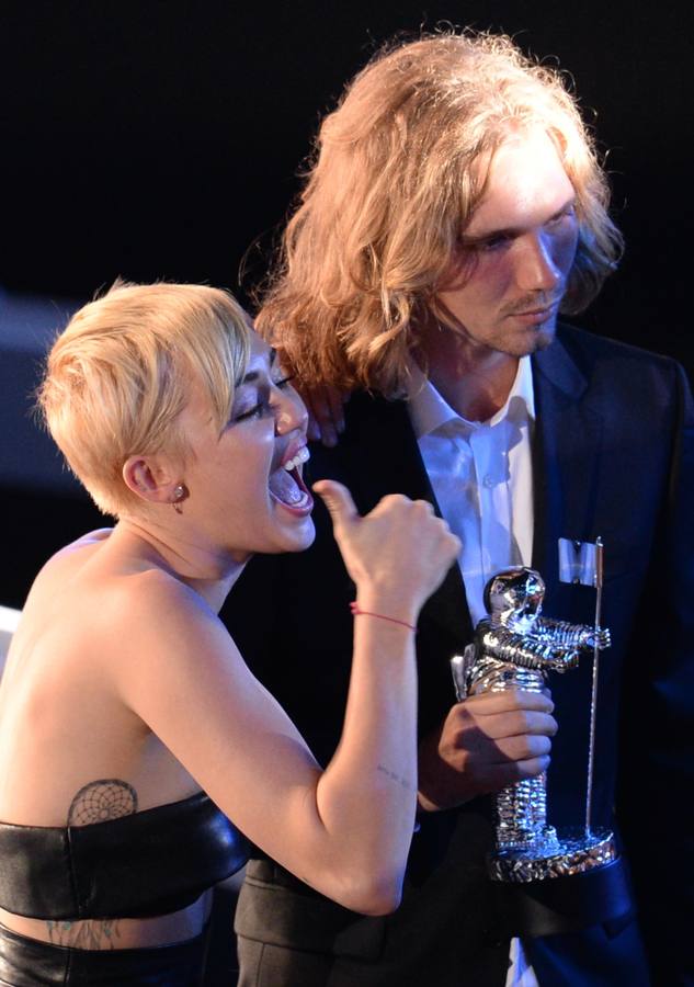Miley Cyrus junto al indigente que recogió su premio de la MTV