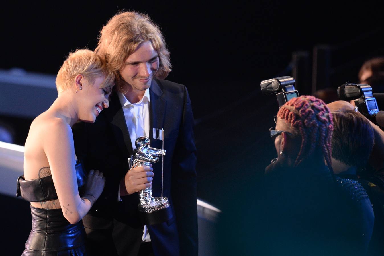 Miley Cyrus junto al indigente que recogió su premio de la MTV