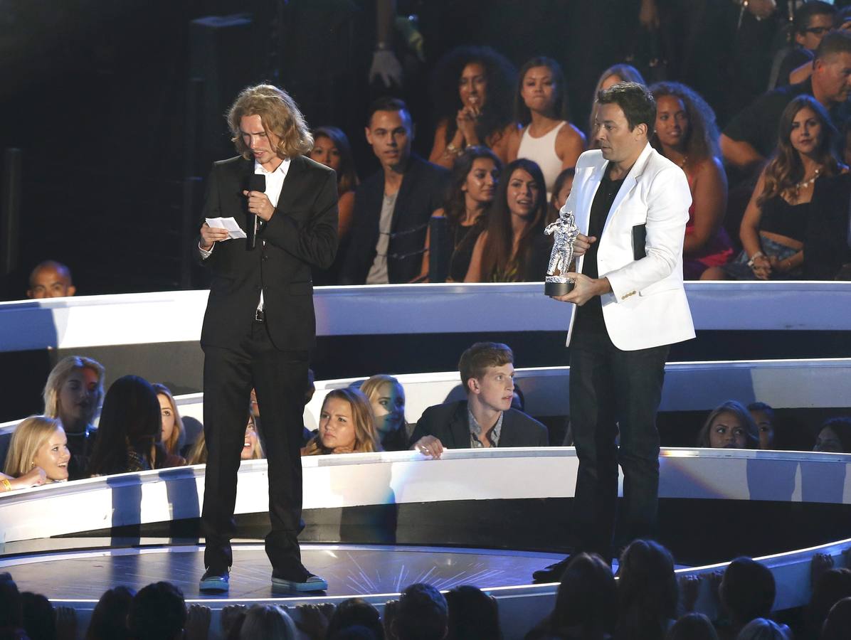 Miley Cyrus junto al indigente que recogió su premio de la MTV