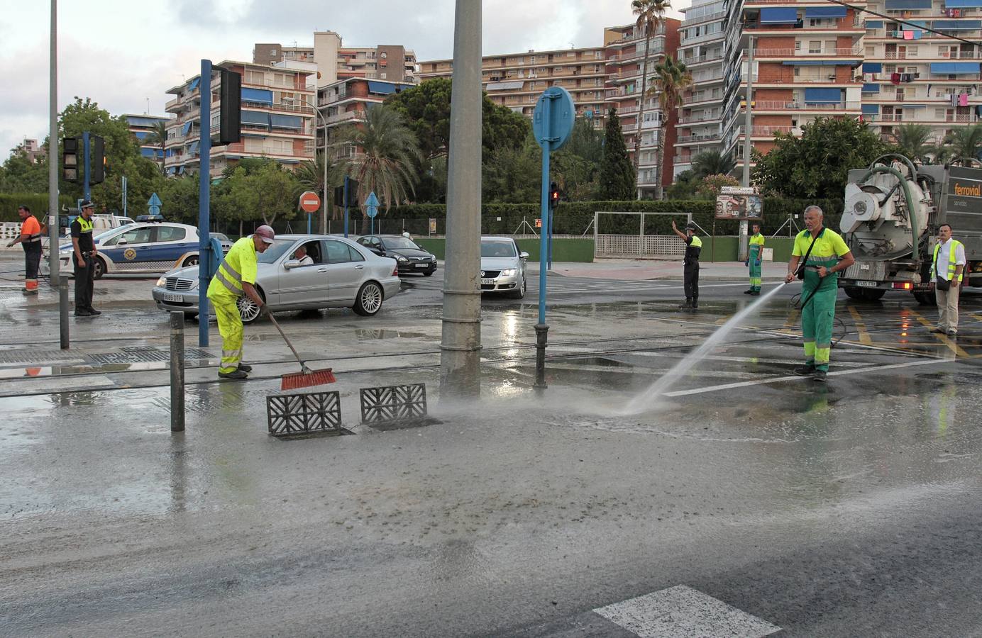 La rotura del colector de la Playa inunda calles y corta el suministro 90 minutos