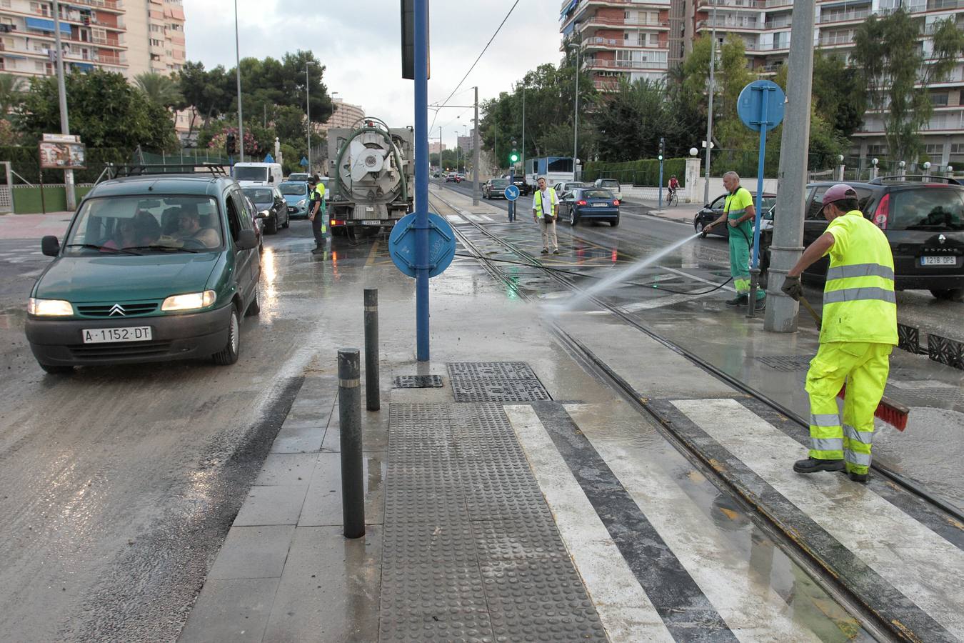 La rotura del colector de la Playa inunda calles y corta el suministro 90 minutos