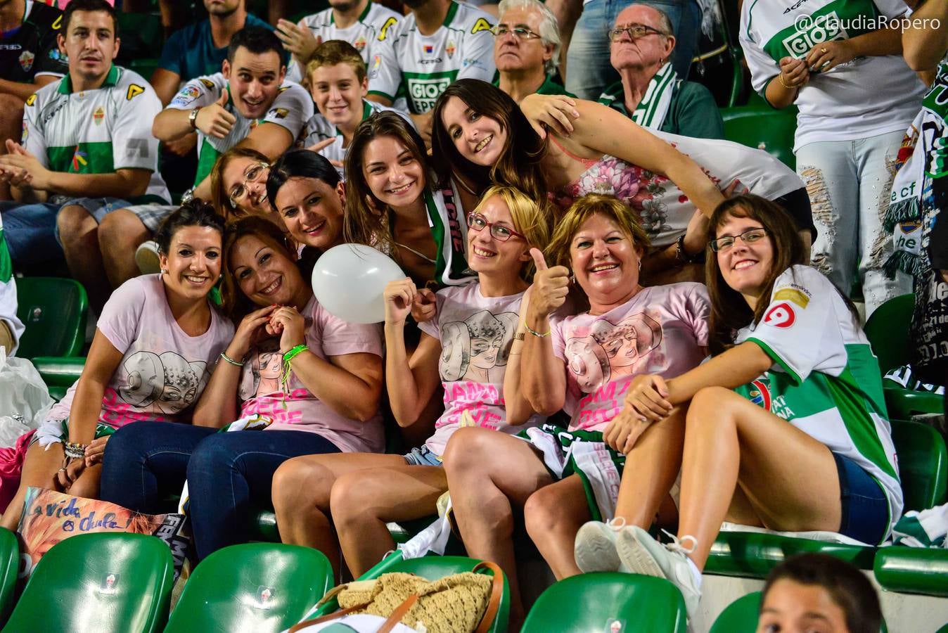 Los aficionados del Elche CF disfrutan del partido