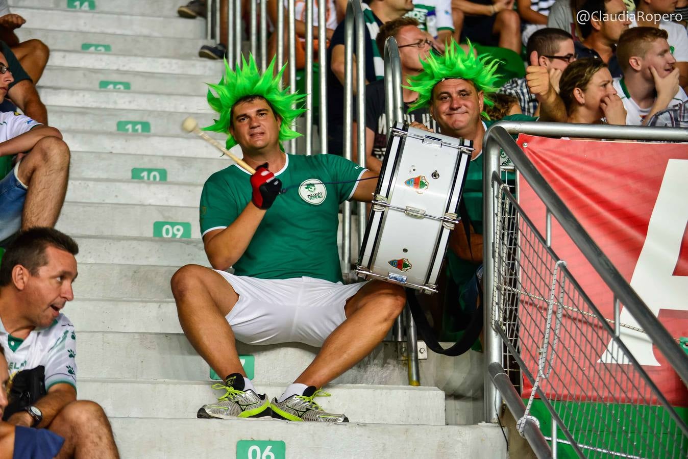 Los aficionados del Elche CF disfrutan del partido