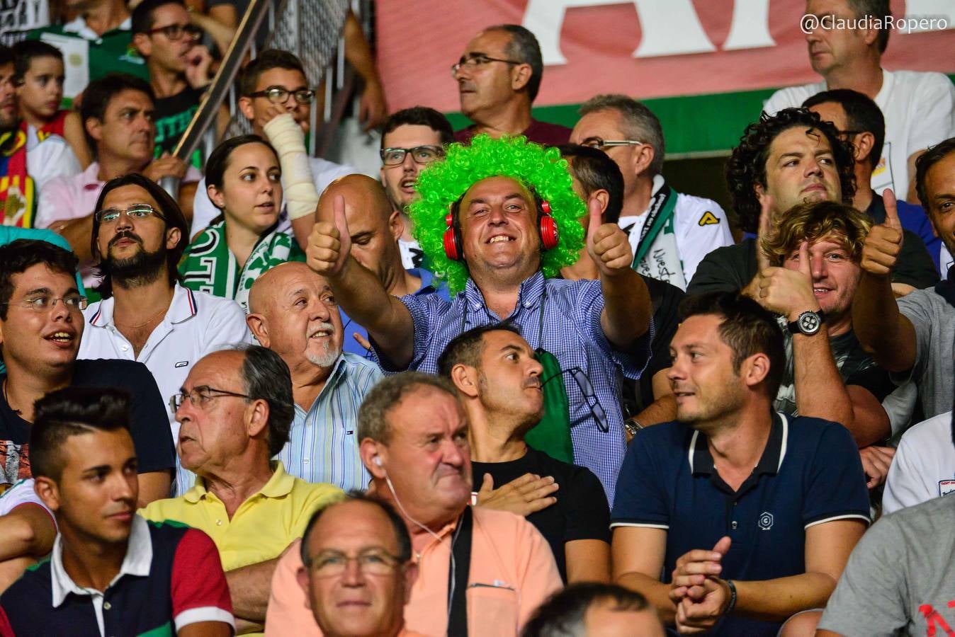 Los aficionados del Elche CF disfrutan del partido
