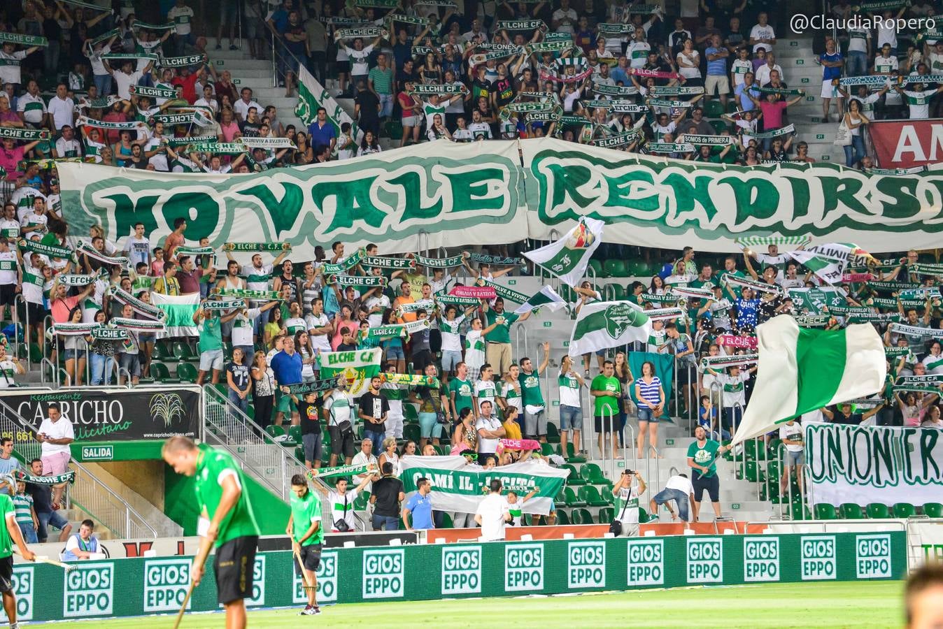 Los aficionados del Elche CF disfrutan del partido