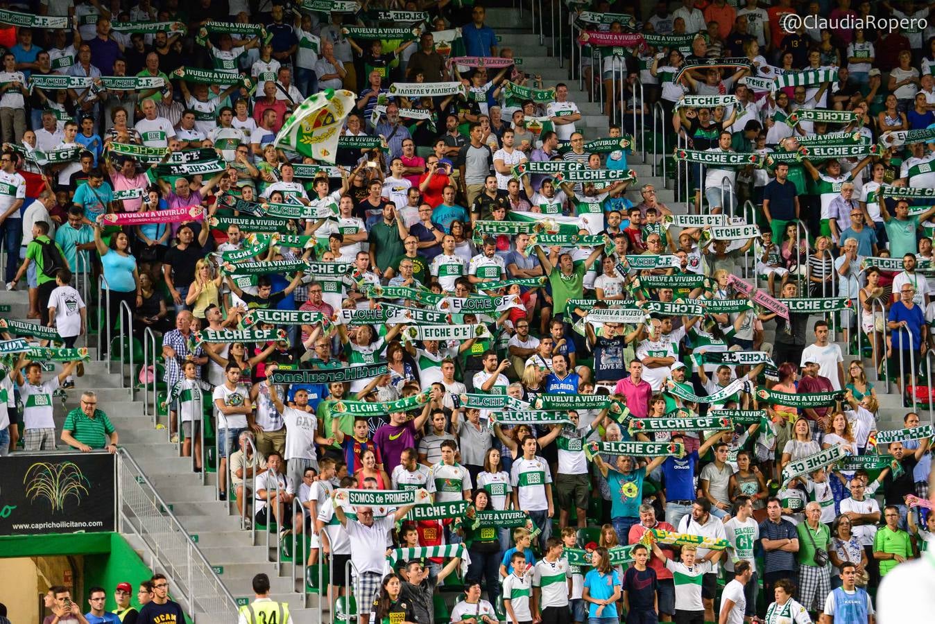 Los aficionados del Elche CF disfrutan del partido