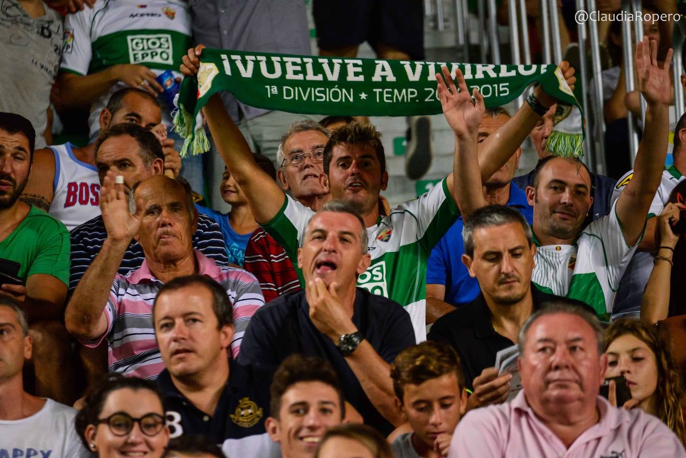 Los aficionados del Elche CF disfrutan del partido