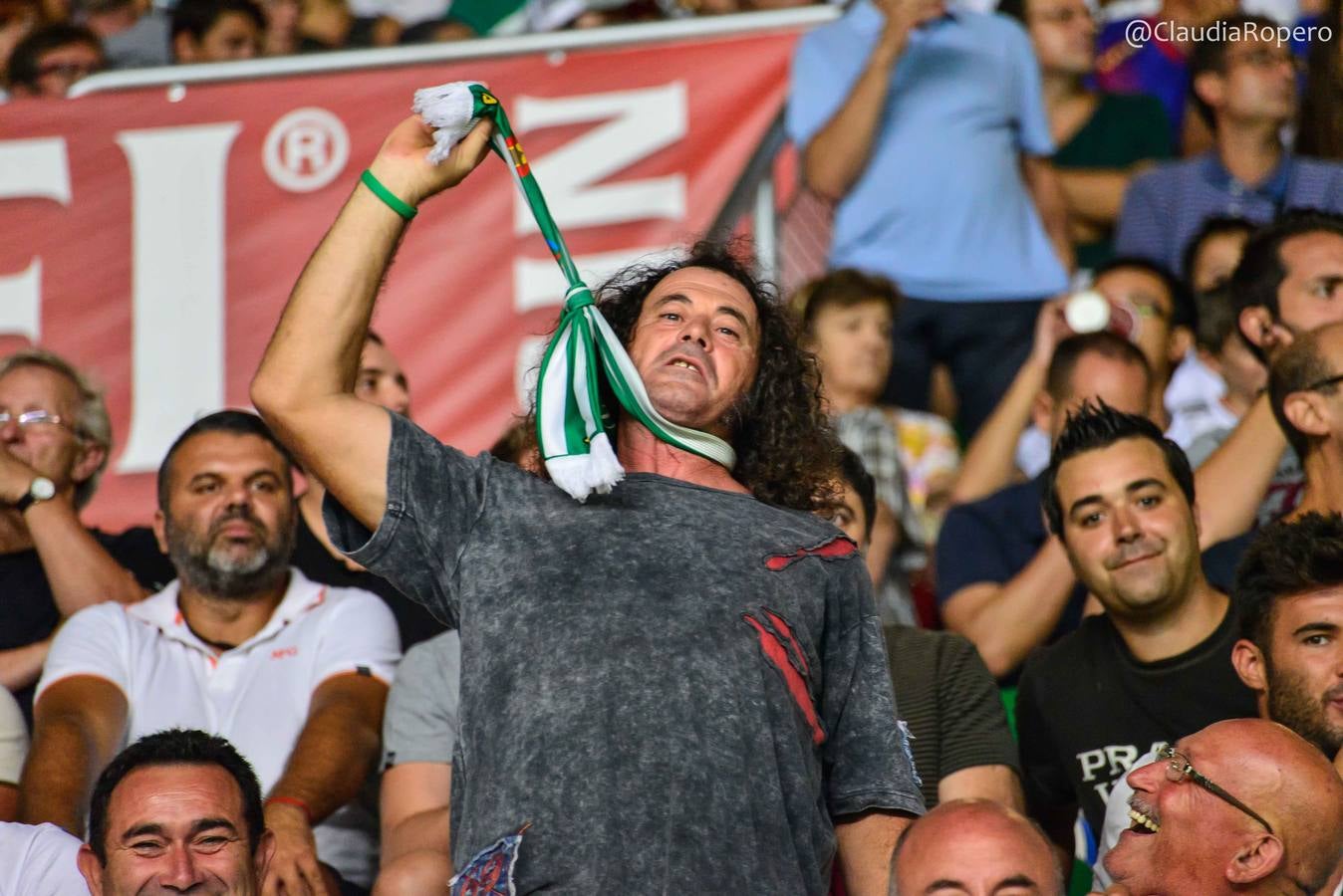 Los aficionados del Elche CF disfrutan del partido