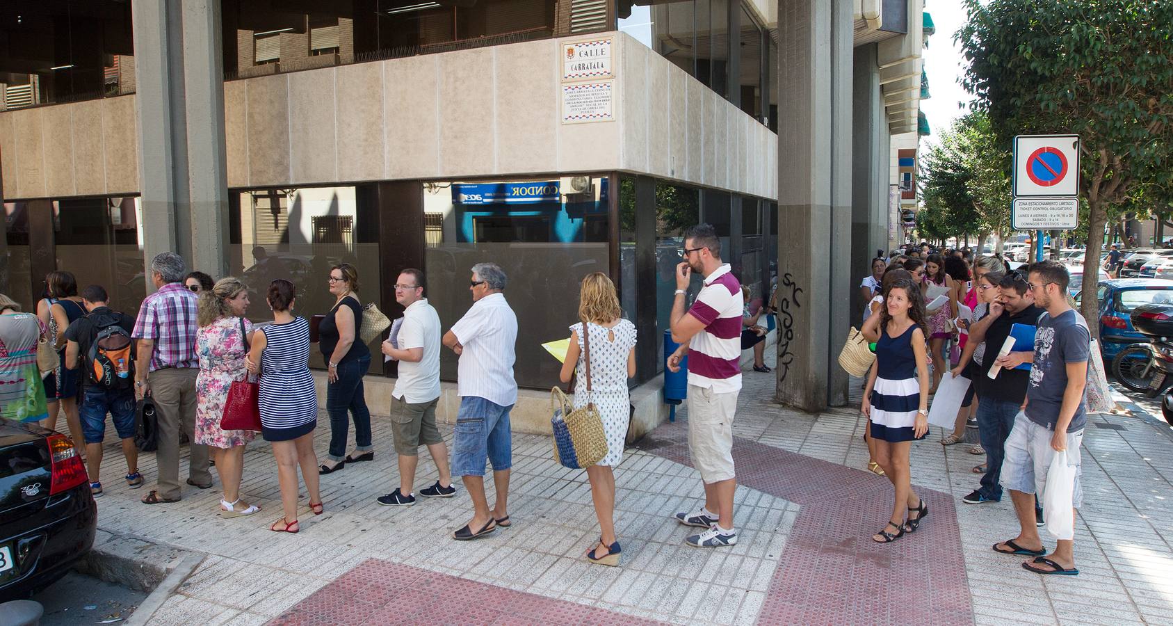 Largas colas de docentes para darse de alta en Alicante