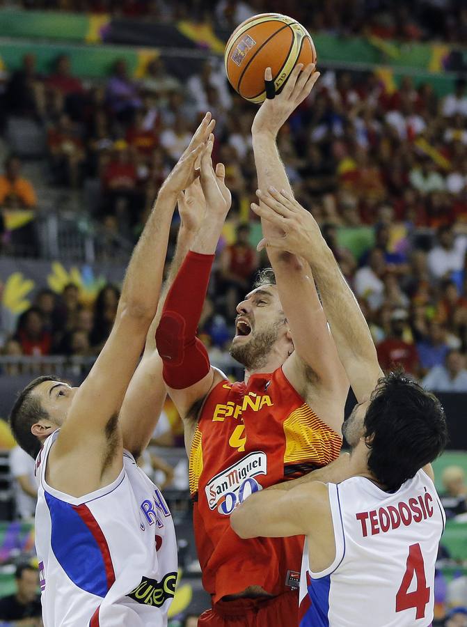 Pau Gasol trata de lanzar ante la oposición de Teodosic y Bjelica.